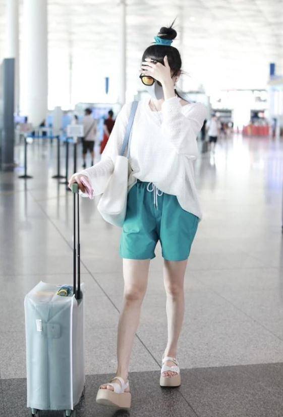 小姑娘|陈小纭化身小姑娘穿搭，拖着名牌行李箱很吸睛，外面还套个保护膜