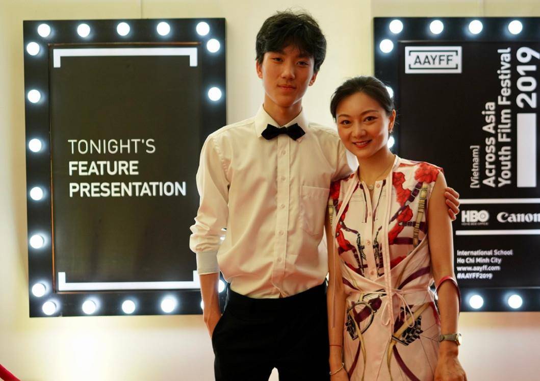 气息|陈婷晒全家福稳稳居C位，一袭白裙太减龄，和张艺谋同框像隔辈人