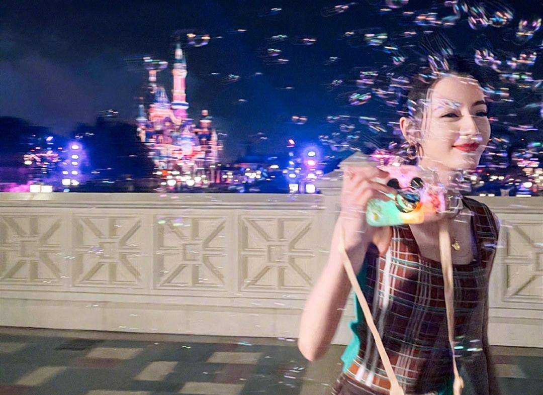 迪丽热巴|迪丽热巴游迪士尼，穿“儿童背心”腰细似塔尖，玩泡泡变在逃公主