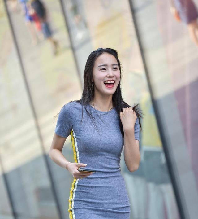 显得|优雅气质的连衣裙可是必备品，搭配风格时尚一些，时髦个性