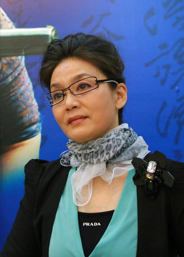 整体|潘虹穿搭时尚高级,脖子上挂3圈珍珠项链博眼球,气质雍容华贵