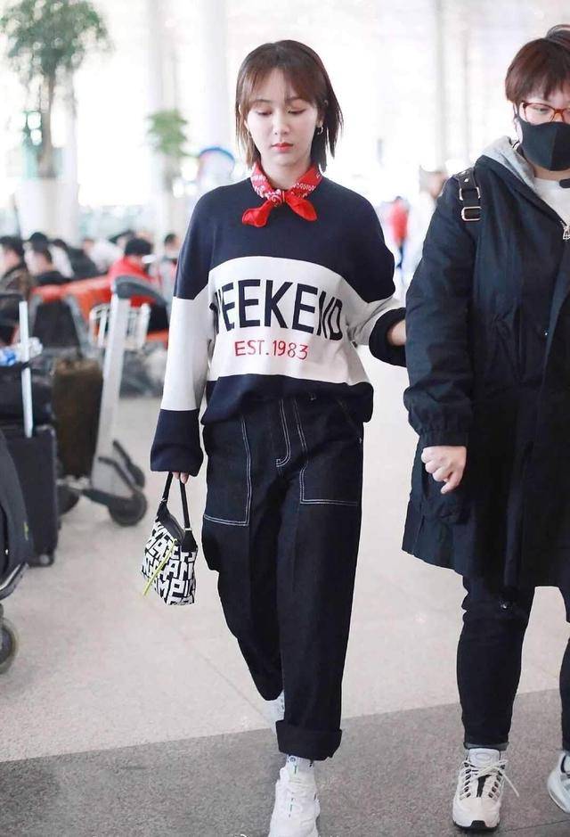 卫衣|杨紫私服比礼服造型更减龄,灰色卫衣配阔腿裤休闲舒适,青春靓丽