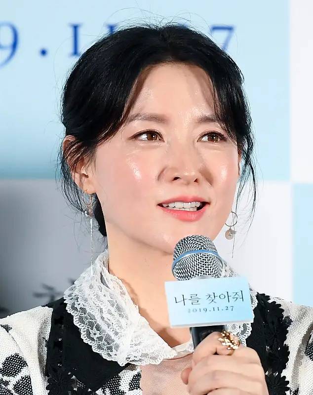 原创大长今李英爱不显老穿印花长裙如少女一般婴儿肌抢镜