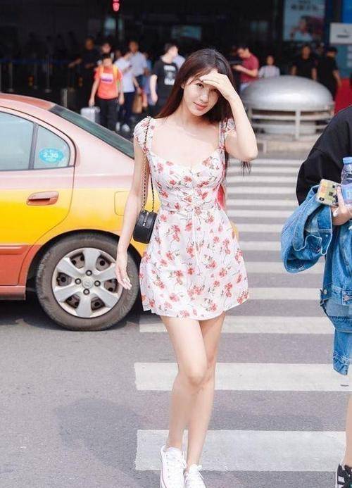 身材|33岁李菲儿依旧魅力十足，穿印花连衣裙秀身材，看着让人移不开眼