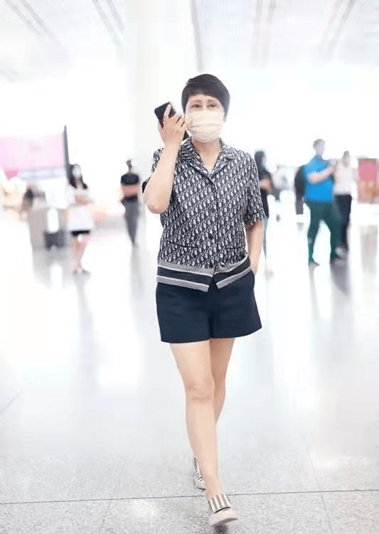 经典|58岁张凯丽比年轻人会穿，拎2万包配短裤打扮洋气，哪像奶奶辈