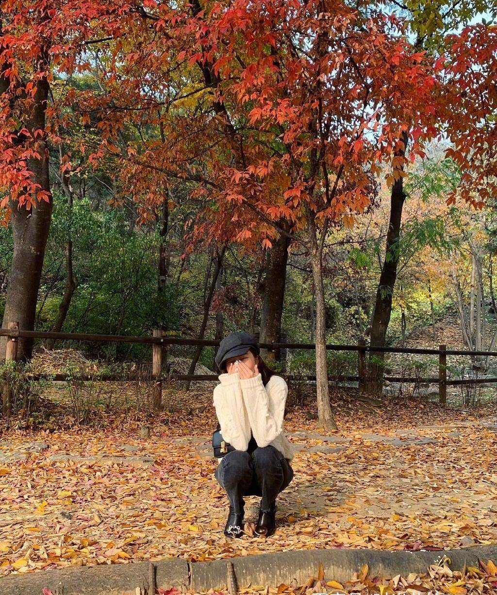 黑色|郑秀妍一下变这么高，毛衣紧身裤穿出两米大长腿，这哪是162卡皇