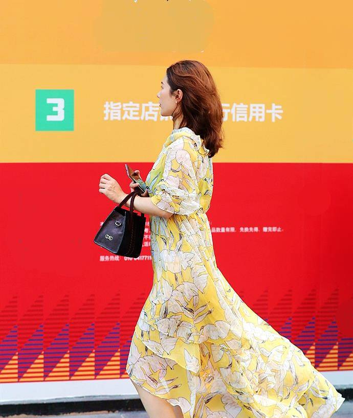 样式|雷同和撞衫都有违时尚,这些美女,把一样的明黄色穿出个个不同