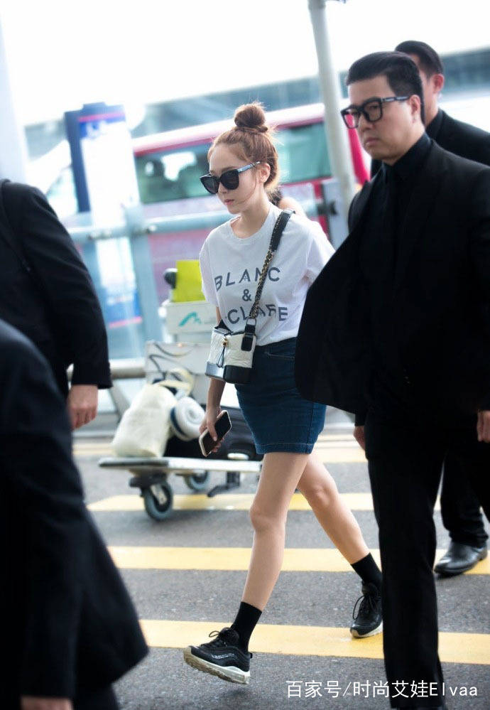 颜和|郑秀妍现身机场,却被长袜抢镜,大长腿变小短腿,不愧是郑总裁!