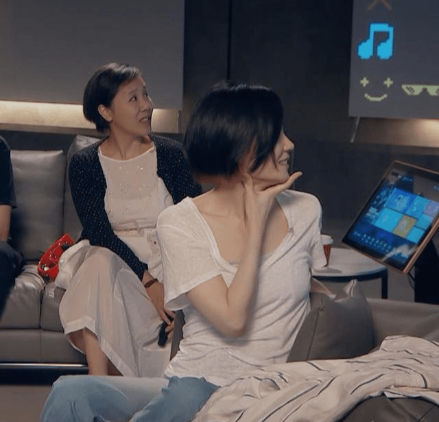 冬日|王菲复工后首个造型,换新发型变酷姐,瘦成麻杆却有一双小肉手