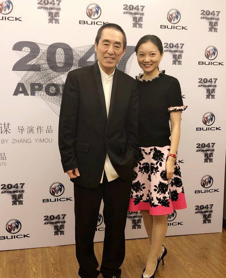 气息|陈婷晒全家福稳稳居C位，一袭白裙太减龄，和张艺谋同框像隔辈人