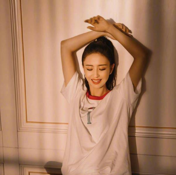 马尾|果然扎马尾显年轻，38岁丫丫连晒两组照片，宛如18岁少女