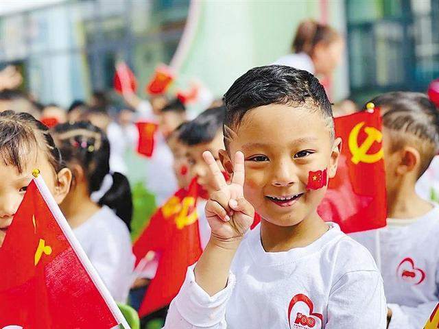 国旗|香港幼儿园升国旗唱国歌，凉山幼儿园学前学会普通话，拉萨幼儿园认识祖国