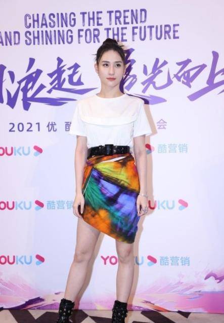 一身|何超莲和男友现身活动，一身首饰珠光宝气，凸显出富家女的气质