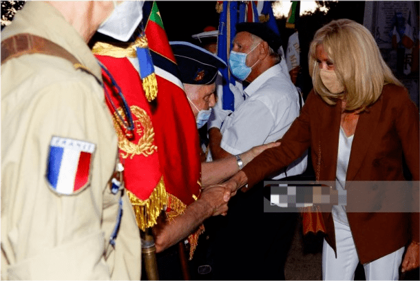 布丽|布丽吉特度假归来晒黑了！棕色西装配白裤霸气又优雅，身材真是好