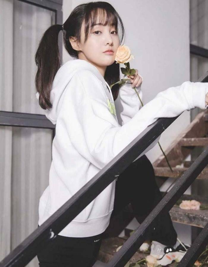 黑色|郑爽双丸子头清爽减龄，黑色牛仔裙娇俏可爱，少女心造型超亮眼