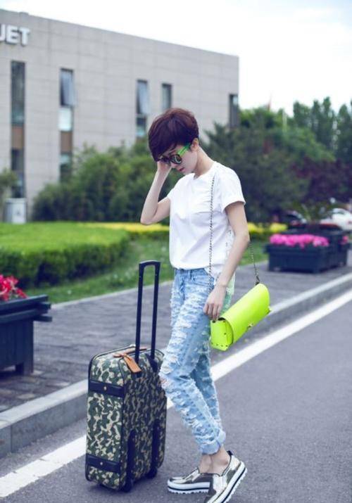 厚底|金巧巧的时尚真让人难懂，穿破洞裤配双恨天高