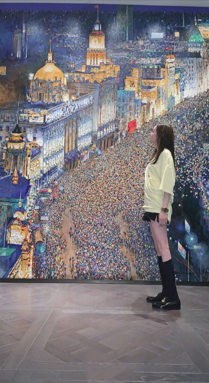 黑色|张天爱深夜晒美照,168身高穿出180既视感,热裤搭中筒袜太显高