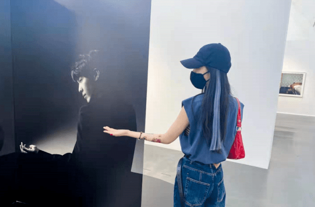 杨幂|杨幂真是带货达人!同款小女警纹身贴大火,学刘诗诗姿势拍照超萌