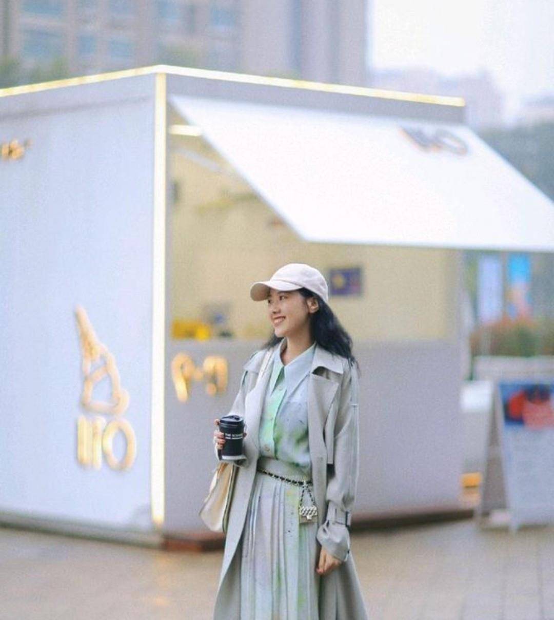 同时又|不要再穿过时外套了，如今流行穿风衣，这么穿让你时尚又好看