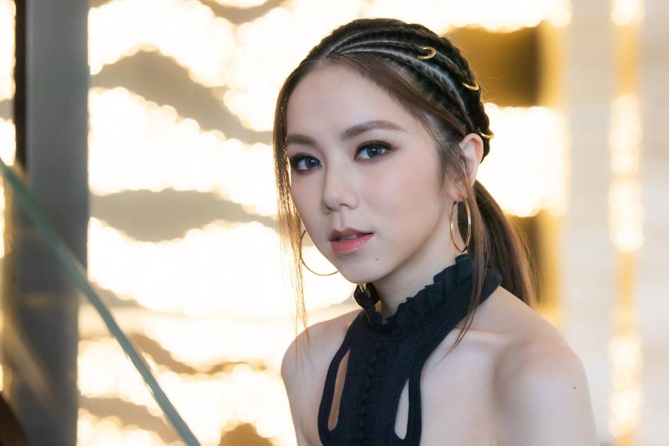 设计|邓紫棋衣品爆发，身穿露脐装搭工装裤秀身材，“蚂蚁腰”好惊艳！