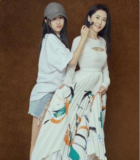 鄢琳|宋妍霏和妈妈参加节目，难怪能成为大明星，妈妈穿着时尚颜值超高