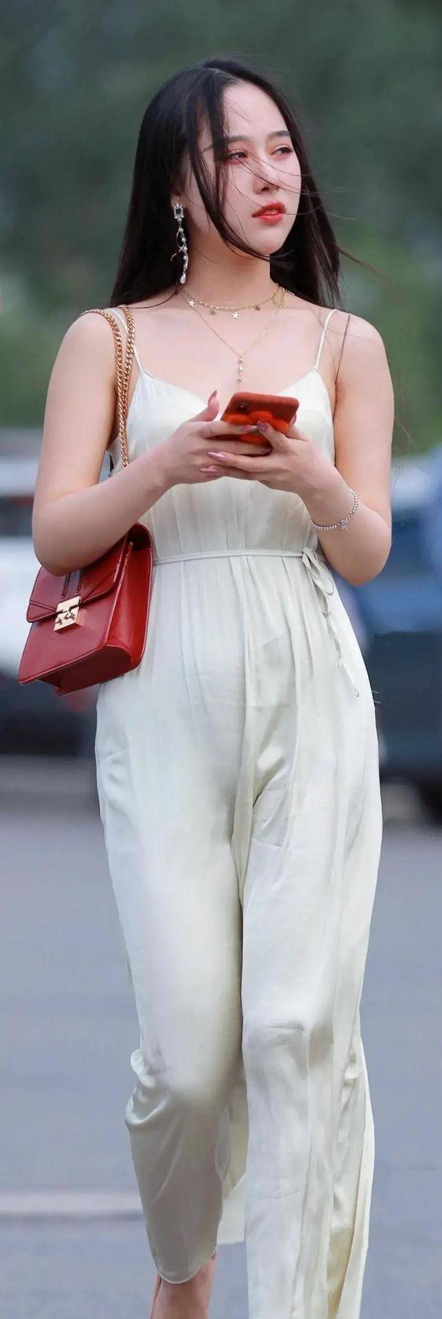 显得|优雅气质的连衣裙可是必备品，搭配风格时尚一些，时髦个性