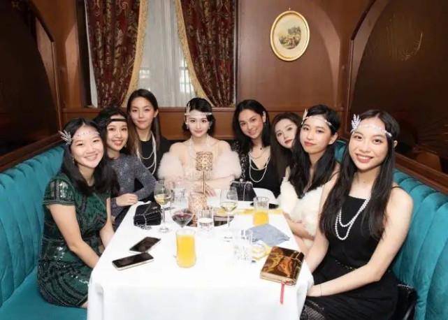 披肩|邱淑贞女儿怕被抢风头！貂皮披肩配珍珠链高调炫富，贵气不及妈妈