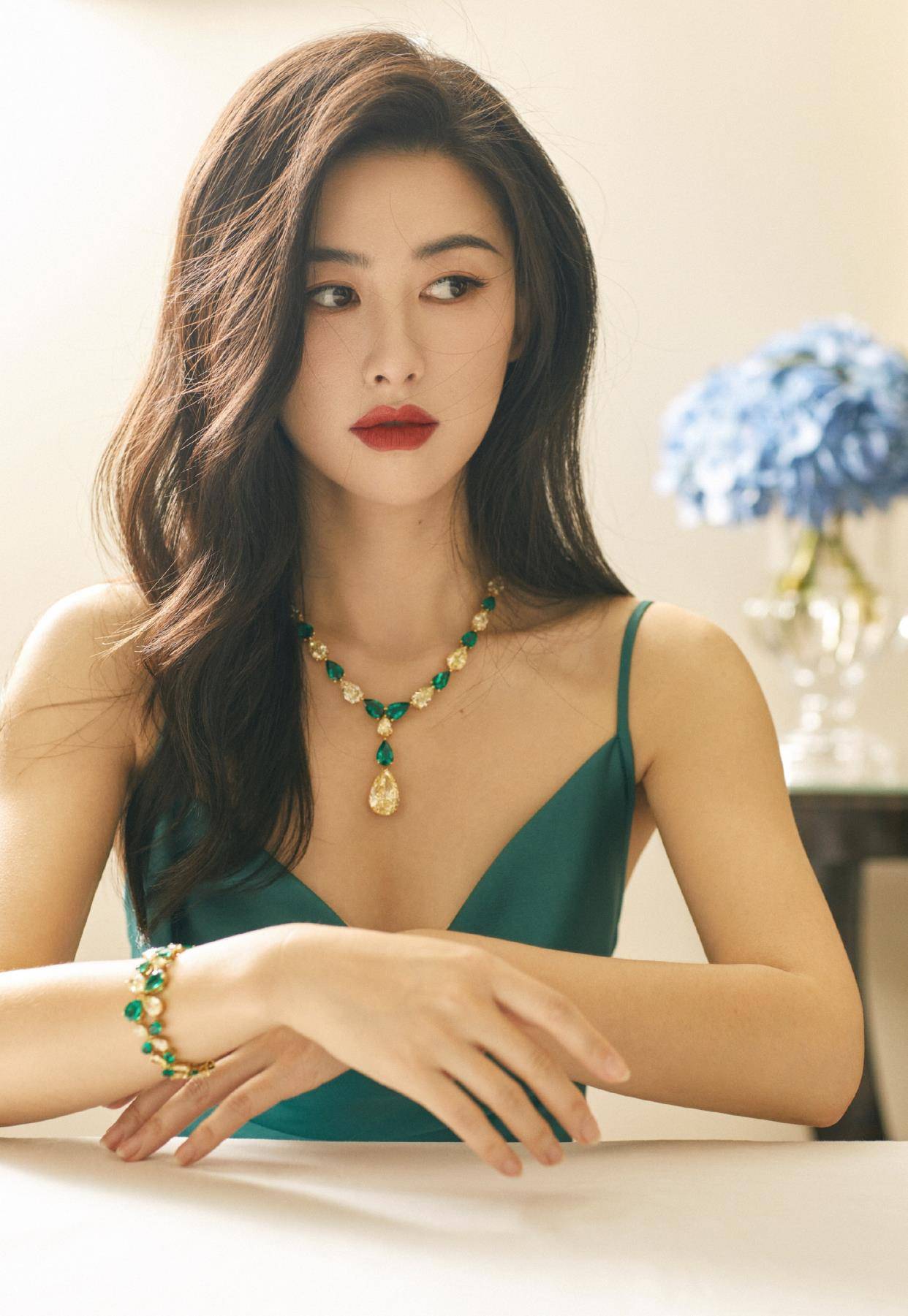 面孔|朱珠绿色吊带裙妩媚高级，红唇卷发尽显风情，最美面孔自由灵魂