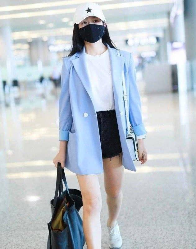 大气|陈妍希这次又穿错了,黑色无袖连体裤端庄大气,意外暴露壮硕肩膀