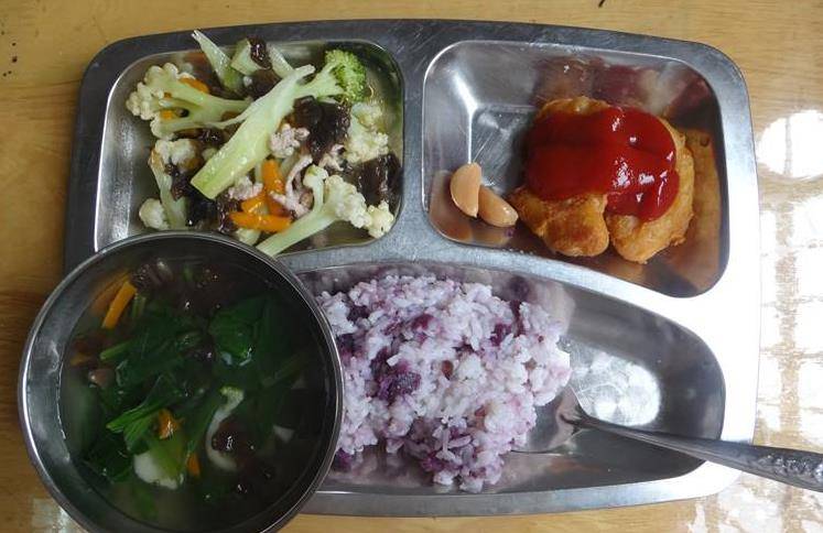 食欲|四个幼儿园的午餐，差别有点大，图3家长们怒了