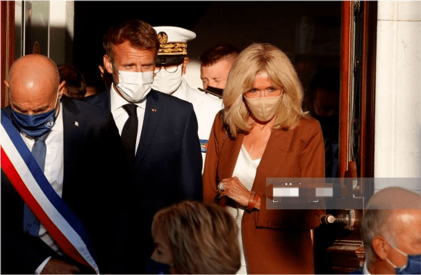 布丽|布丽吉特度假归来晒黑了！棕色西装配白裤霸气又优雅，身材真是好