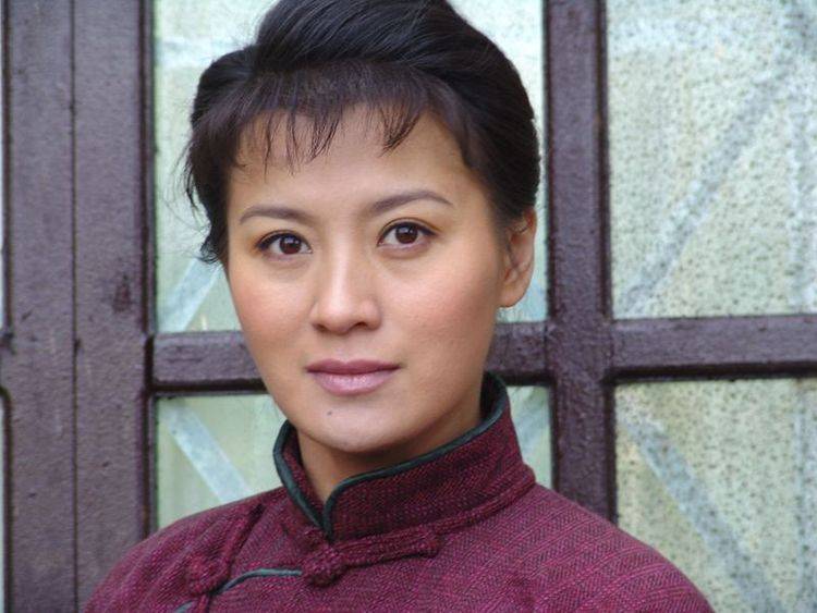 陈曾经深爱过她 经历过三段感情坎坷的婚姻 现任丈夫也为她离婚