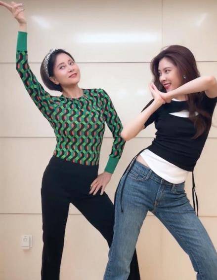 鄢琳|宋妍霏和妈妈参加节目，难怪能成为大明星，妈妈穿着时尚颜值超高