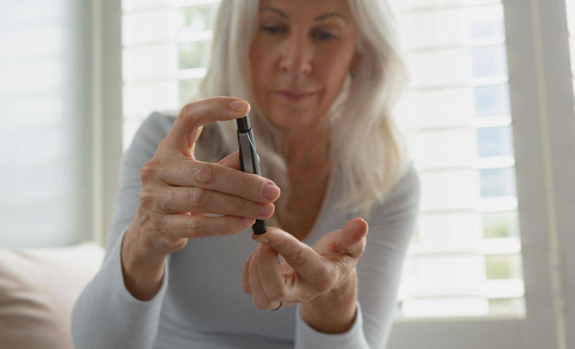 眼睛|可乐当水喝?15岁男孩右眼几乎失明,提醒:这5种并发症要远离