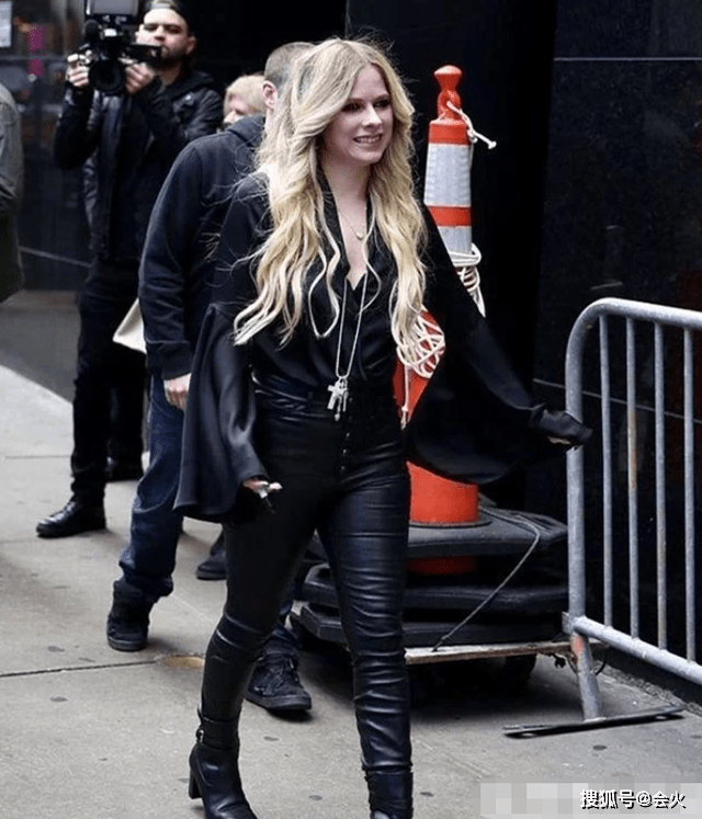 皮肤|艾薇儿晒比基尼造型！身材火辣姿势妩媚，皮肤光滑大腿纹身抢镜