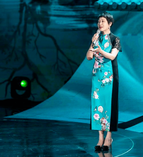 经典|58岁张凯丽比年轻人会穿，拎2万包配短裤打扮洋气，哪像奶奶辈