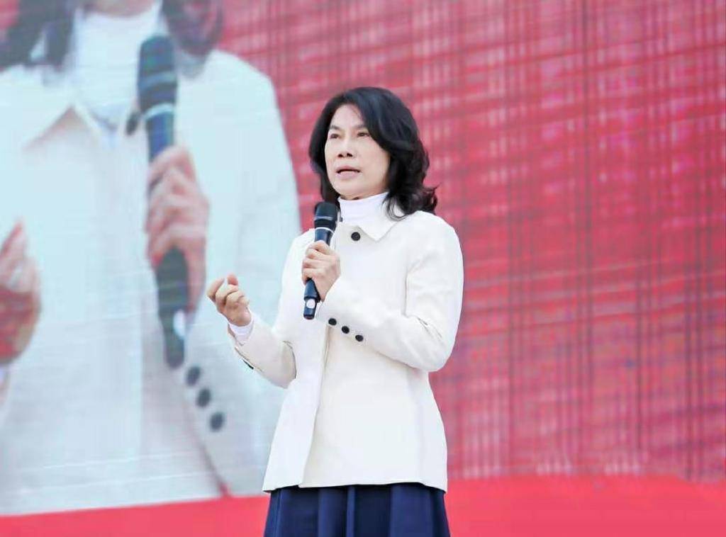 丝巾|67岁董明珠受杨澜采访心情好,穿针织戴丝巾大笑,大14岁却像姐妹