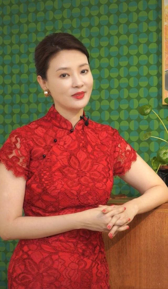 整体|刘芳菲气质真出色，穿“中国红”旗袍优雅大气，尽显东方女人韵味