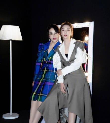 鄢琳|宋妍霏和妈妈参加节目，难怪能成为大明星，妈妈穿着时尚颜值超高