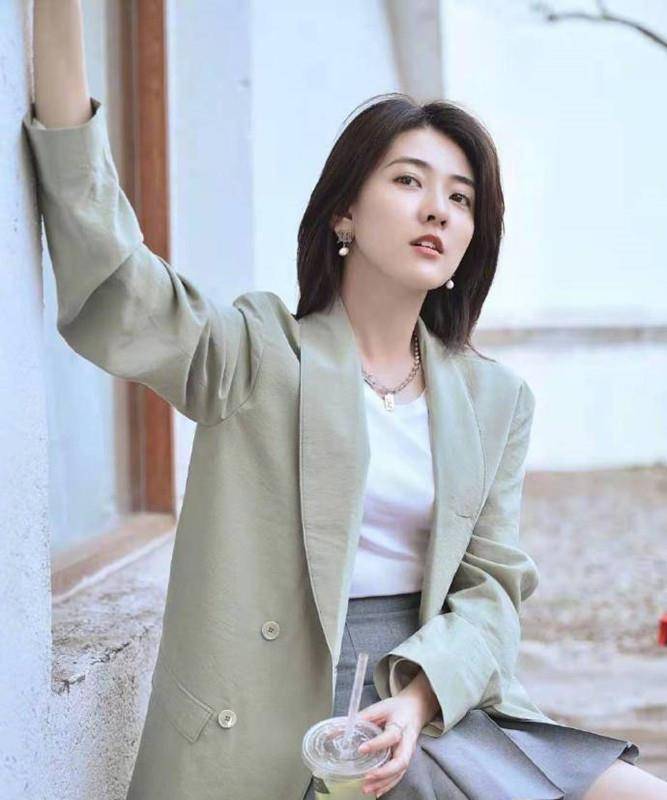 王菲扮|“天后”王菲扮少女不输小花们,穿百褶裙长度过膝,时尚感不俗