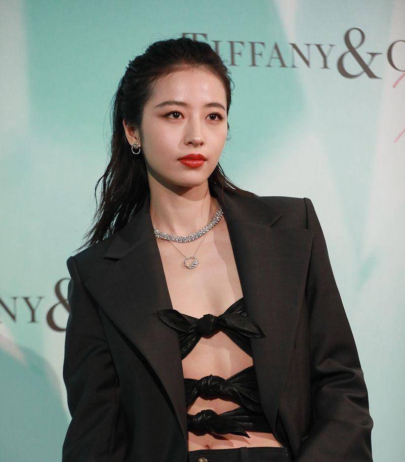 设计|周雨彤的个性时尚太惹眼，上身绑着三个扣子，感觉更有潮流感