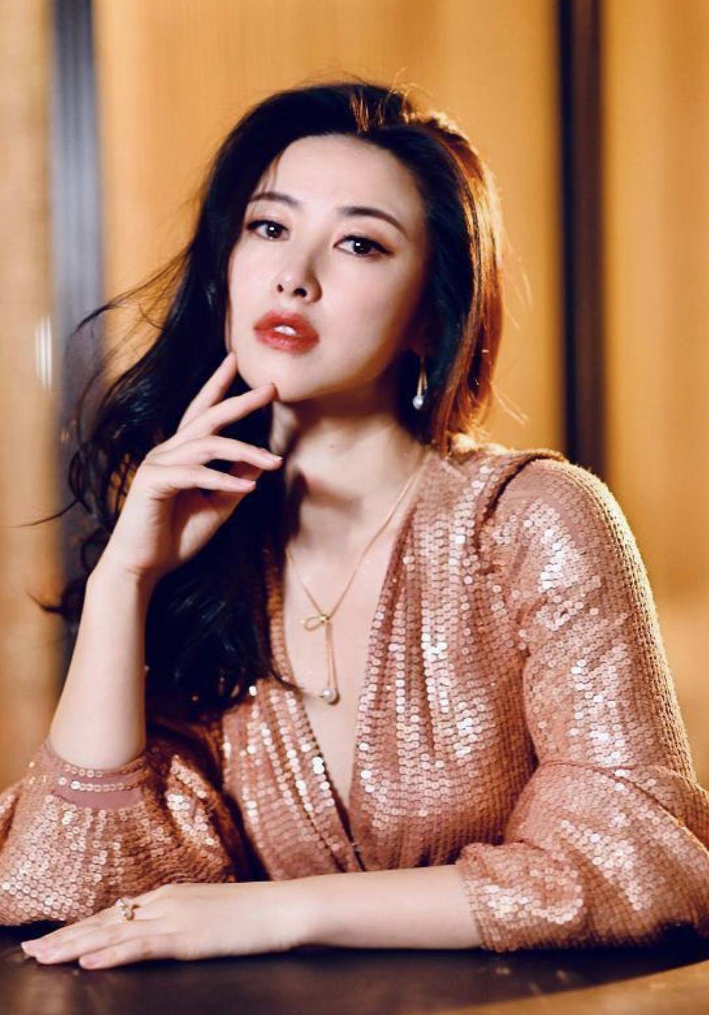 一身|朱珠婚前放得开，穿一身“亮片睡袍”风情万种，身材连女生都羡慕