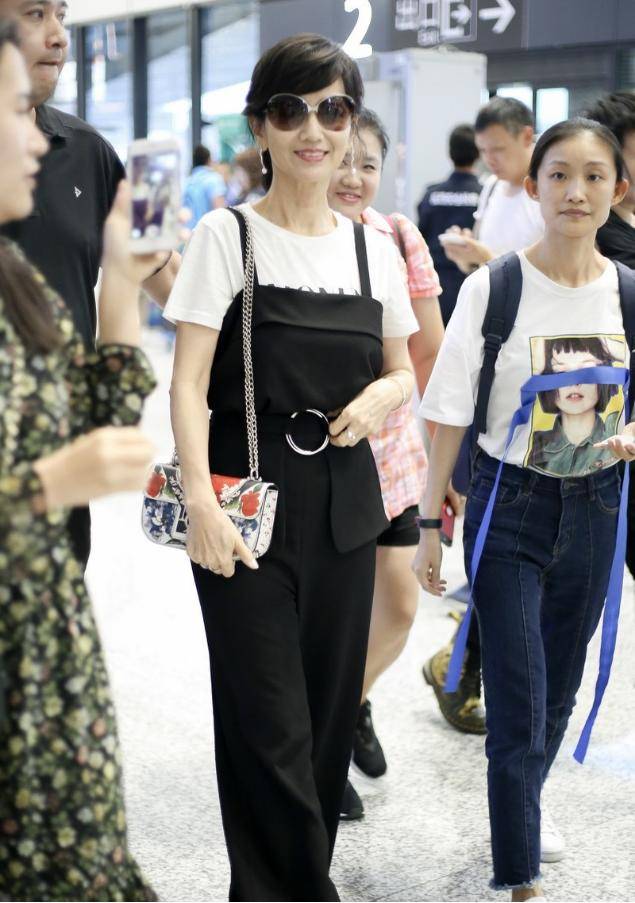 身材|宋祖英老了也有韵味，穿T恤配牛仔裤稍有发福，55岁的模样挺真实