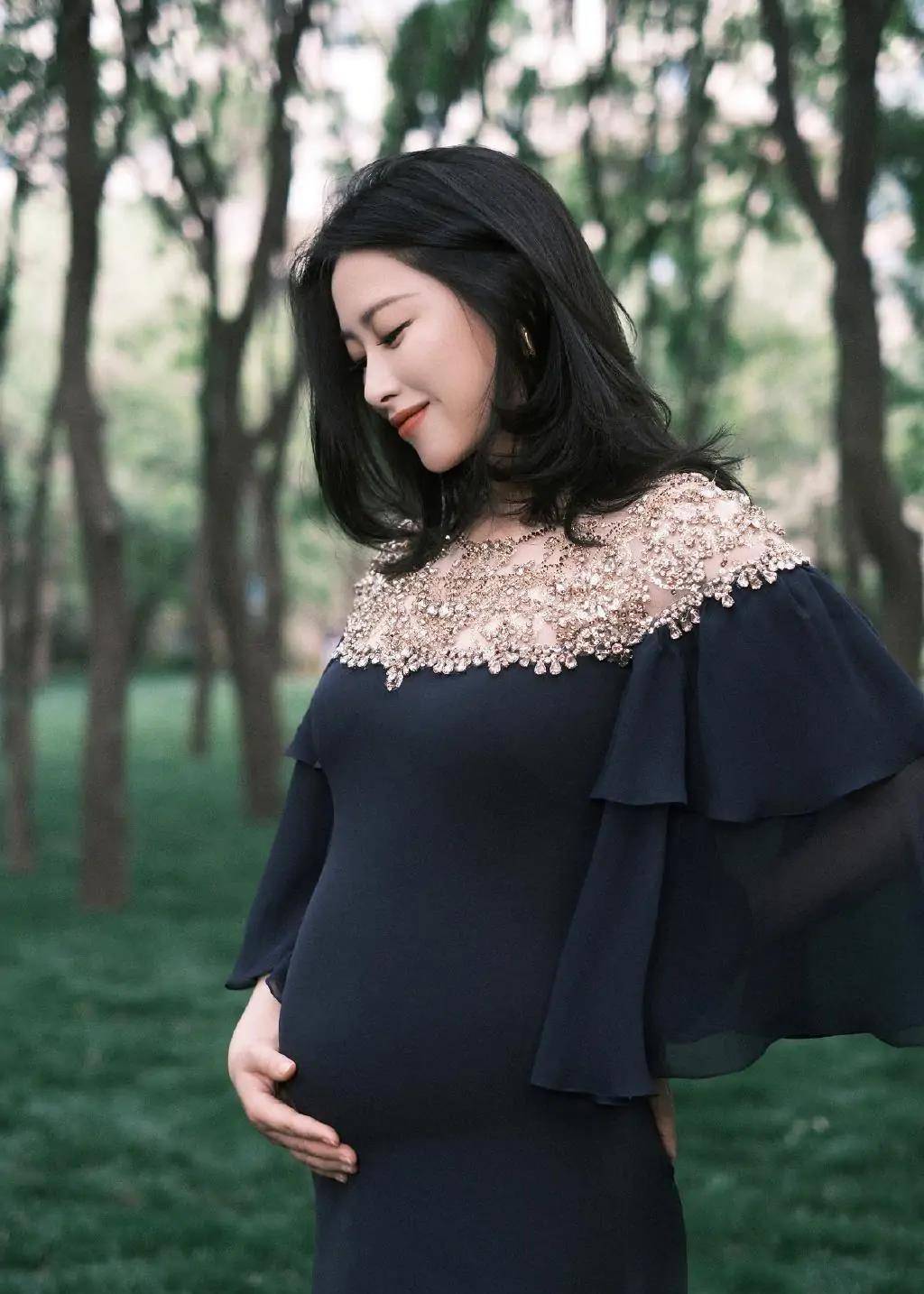 朱珠|孕妇也能这么迷人，挺大肚子的朱珠出席活动，一袭蓝裙美得不像话