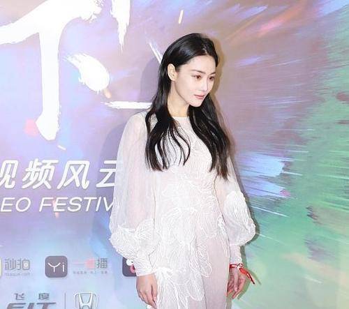 裙子|嫁给军人后，张馨予变得越来越帅了，化浓妆看着好酷炫