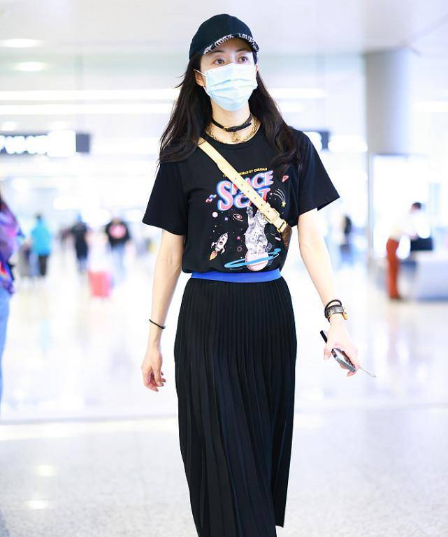 韩雪|韩雪的时尚感是真不错,穿印花T恤搭百褶裙,美如少女模样!