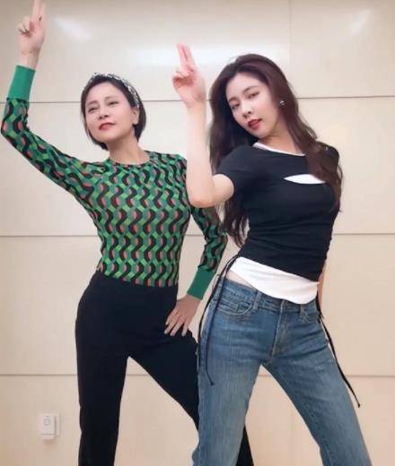 鄢琳|宋妍霏和妈妈参加节目，难怪能成为大明星，妈妈穿着时尚颜值超高