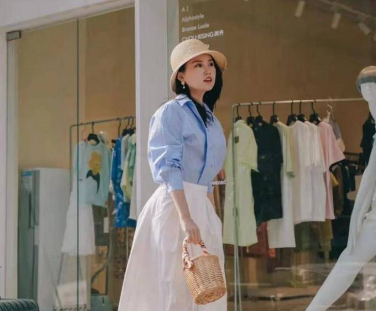 一身|夏日别穿一身黑，尝试下这三个配色方案，时尚又大气！