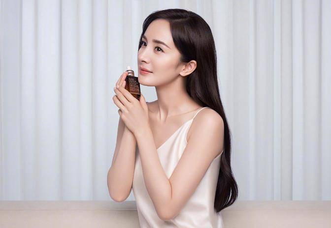 展真|杨幂遛弯看展真悠闲，穿无袖反手大花臂抢镜，见自己海报俏皮合拍