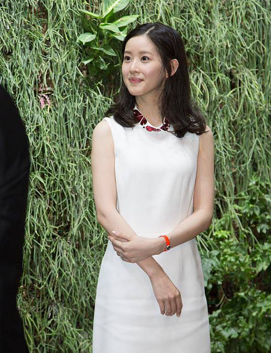黑色|章泽天越来越像“老板娘”，脚踩黑色高跟鞋，职场风满满